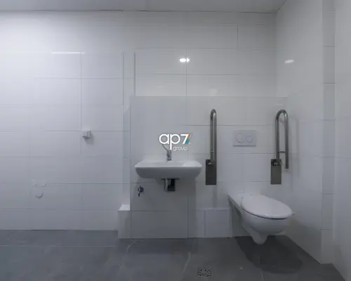 Do wynajęcia przestrzeń handlowa z dużymi witrynami w reprezentacyjnym budynku na Czyżynach.   Oferowany lokal to  dwa poziom