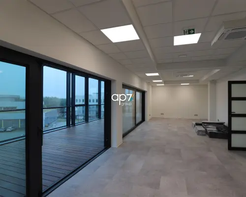 Do wynajęcia lokal w reprezentacyjnym budynku  na Bronowicach.   Lokal o powierzchni  łącznej 215 m 2  usytuowany na II-piętr