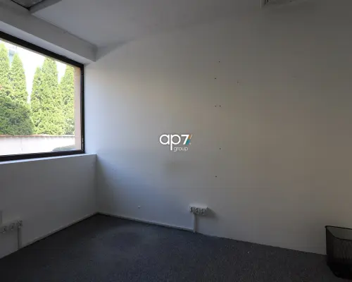 Do wynajęcia lokal 100m 2   w kameralnym budynku biurowo-usługowym.   Lokal dostępny od zaraz.   Na powierzchnię lokalu skł