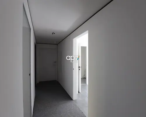 Do wynajęcia lokal 100m 2   w kameralnym budynku biurowo-usługowym.   Lokal dostępny od zaraz.   Na powierzchnię lokalu skł