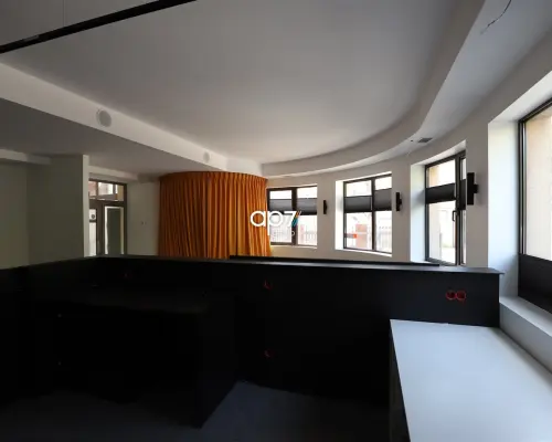Do wynajęcia lokal 100m 2   w kameralnym budynku biurowo-usługowym.   Lokal dostępny od zaraz.   Na powierzchnię lokalu skł