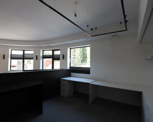 Do wynajęcia lokal 100m 2   w kameralnym budynku biurowo-usługowym.   Lokal dostępny od zaraz.   Na powierzchnię lokalu skł