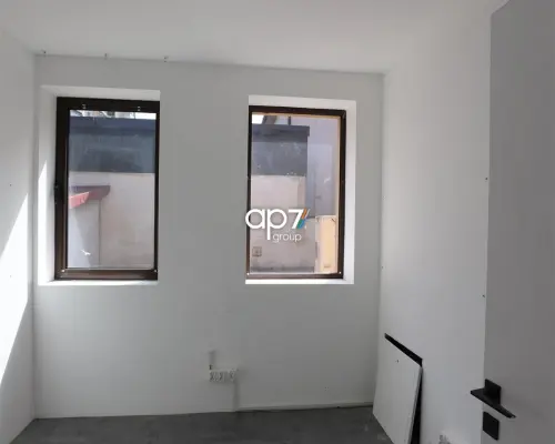 Do wynajęcia lokal 100m 2   w kameralnym budynku biurowo-usługowym.   Lokal dostępny od zaraz.   Na powierzchnię lokalu skł