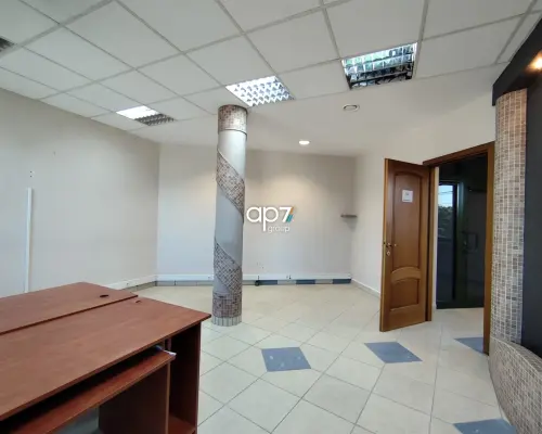 Do wynajęcia pomieszczenie biurowe o powierzchni 44m   2   w budynku   przy ul. Jasnogórskiej.  Lokal usytuowany jest