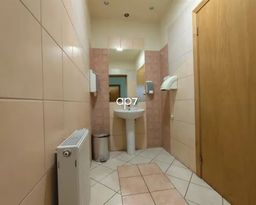 Do wynajęcia pomieszczenie biurowe o powierzchni 44m   2   w budynku   przy ul. Jasnogórskiej.  Lokal usytuowany jest