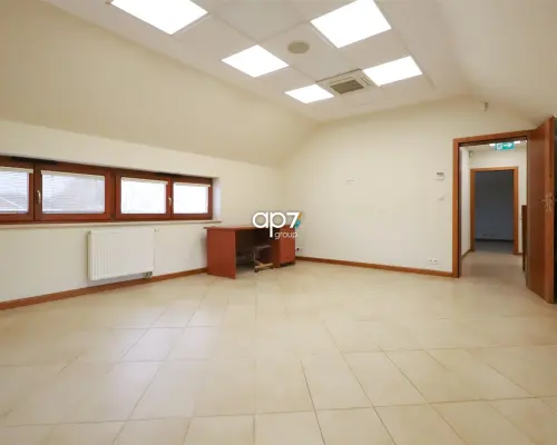 Do wynajęcia lokal o powierzchni 108m 2  znajdujący się w rejonie Czerwonego Prądnika nieopodal al.29 Listopada.  Prezentowan