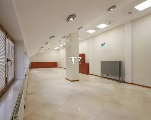 Do wynajęcia lokal o powierzchni 98m 2  znajdujący się nieopodal al. 29- listopada.  Prezentowana powierzchnia znajduje sie n