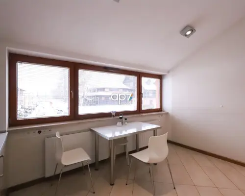 Do wynajęcia lokal o powierzchni 98m 2  znajdujący się nieopodal al. 29- listopada.  Prezentowana powierzchnia znajduje sie n