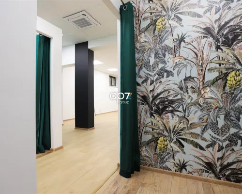 Do wynajęcia lokal o powierzchni 148m 2  usytuowany na parterze budynku zlokalizowanego w dzielnicy Bronowice Mydlniki.  LOKA