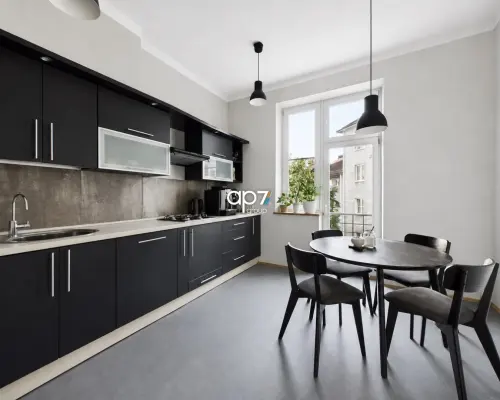 Na wynajem przestronny lokal biurowy (mieszkanie) o powierzchni 123 m² , położony na 3 piętrze kamienicy z windą, w rejoni
