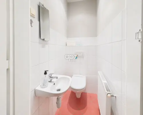 Na wynajem przestronny lokal biurowy (mieszkanie) o powierzchni 123 m² , położony na 3 piętrze kamienicy z windą, w rejoni