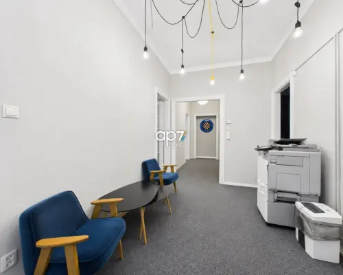 Na wynajem przestronny lokal biurowy (mieszkanie) o powierzchni 123 m² , położony na 3 piętrze kamienicy z windą, w rejoni
