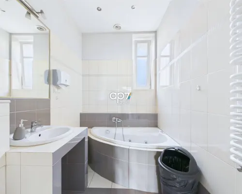 Na wynajem przestronny lokal biurowy (mieszkanie) o powierzchni 123 m² , położony na 3 piętrze kamienicy z windą, w rejoni