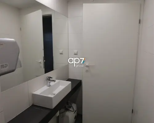Lokal z miejscami parkingowymi