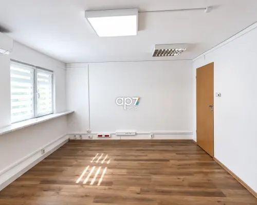 Lokal z miejscami parkingowymi