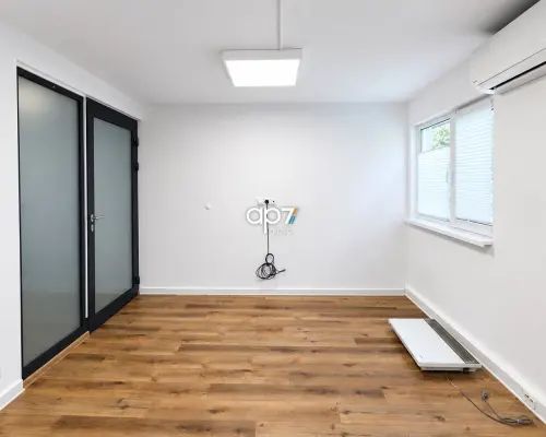 Lokal z miejscami parkingowymi