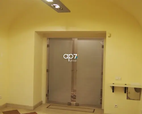 Do wynajęcia klimatyzowany lokal biurowy o powierzchni 162,44m 2   usytuowany w przyziemiu reprezentacyjnej IV-piętrowej kamien