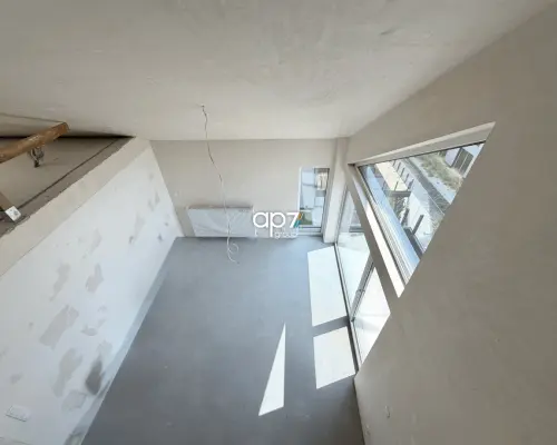 Apartament z antresolą i panoramicznymi oknami