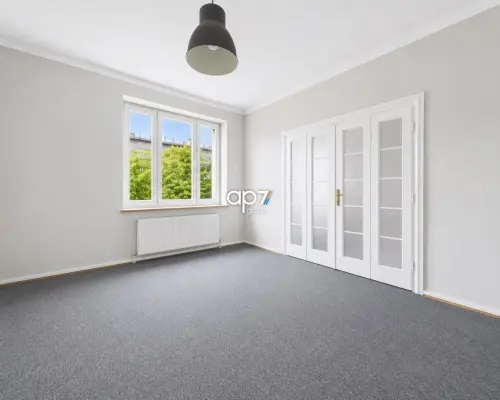 Na wynajem przestronne 4-pokojowe mieszkanie o powierzchni 123 m² , położone na 3 piętrze kamienicy z windą. obok ul. Świą