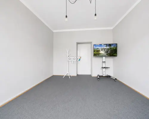 Na wynajem przestronne 4-pokojowe mieszkanie o powierzchni 123 m² , położone na 3 piętrze kamienicy z windą. obok ul. Świą