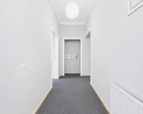 Na wynajem przestronne 4-pokojowe mieszkanie o powierzchni 123 m² , położone na 3 piętrze kamienicy z windą. obok ul. Świą