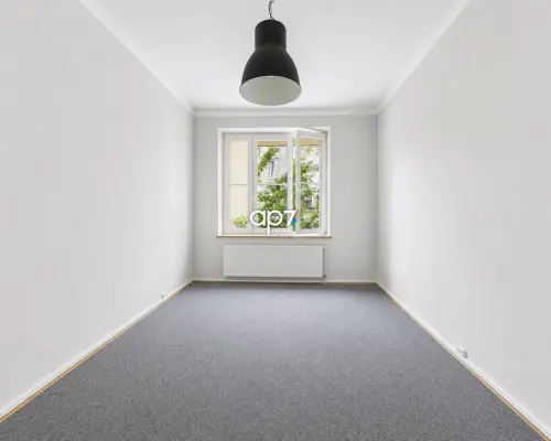 Na wynajem przestronne 4-pokojowe mieszkanie o powierzchni 123 m² , położone na 3 piętrze kamienicy z windą. obok ul. Świą