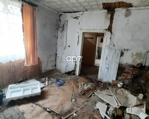 Do sprzedania działka z domem do rozbiórki/ generalnego remontu.     Media : prąd na działce, studnia, w najbliższej o