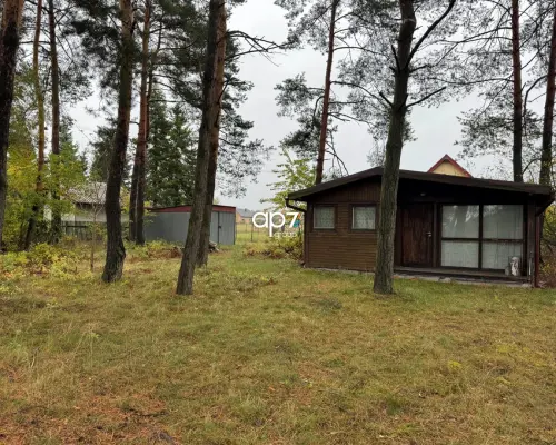 Na sprzedaż działka budowlana o powierzchni 867 m² (8,67 a) położona w spokojnej i zielonej części Nowej Wsi Tworoskiej (g