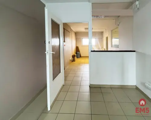 Magazyn z rampą, z placem