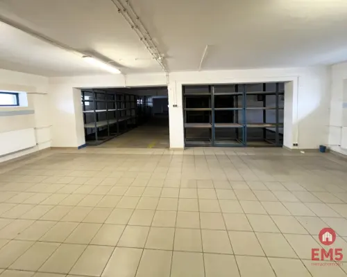Magazyn z rampą, z placem