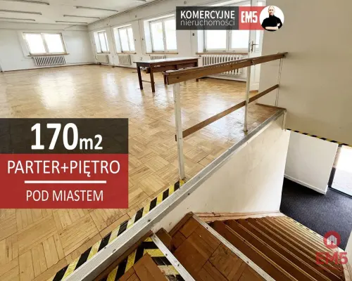 Budynek tuż pod miastem
