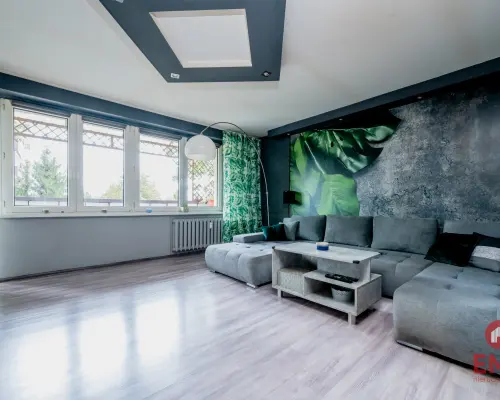 Trzy pokoje, duży balkon, do wejścia.