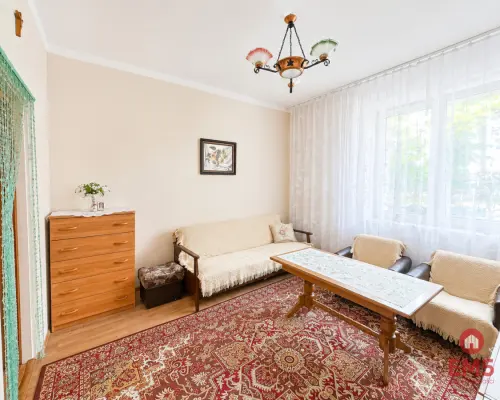 2 pokoje z oddzielną kuchnią , parter