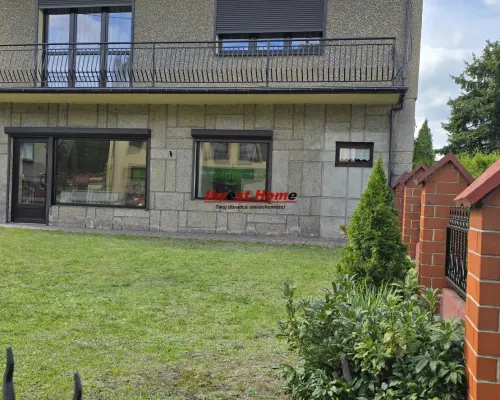 Lokal z witryną przy ruchliwej ulicy.