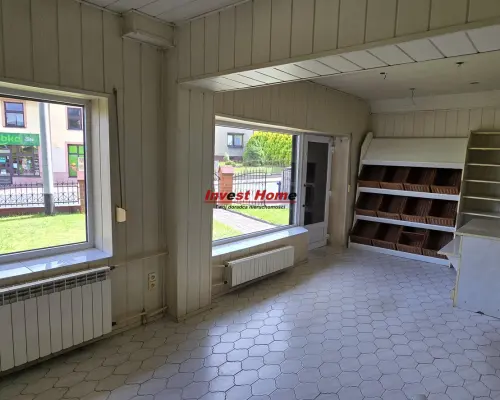 Lokal z witryną przy ruchliwej ulicy.
