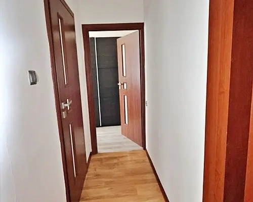 Arkadia Nieruchomości oferuje na sprzedaż przytulne, 3 -pokojowe mieszkanie położone na pierwszym  piętrze w kamienicy w Centru