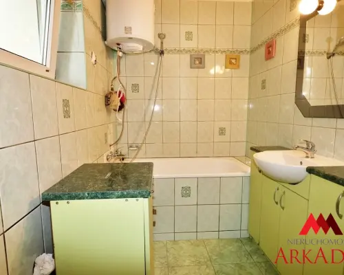 Arkadia Nieruchomości oferuje na sprzedaż przytulne, 3 -pokojowe mieszkanie położone na pierwszym  piętrze w kamienicy w Centru
