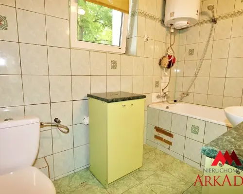 Arkadia Nieruchomości oferuje na sprzedaż przytulne, 3 -pokojowe mieszkanie położone na pierwszym  piętrze w kamienicy w Centru