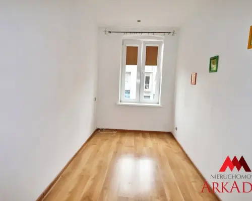 Arkadia Nieruchomości oferuje na sprzedaż przytulne, 3 -pokojowe mieszkanie położone na pierwszym  piętrze w kamienicy w Centru