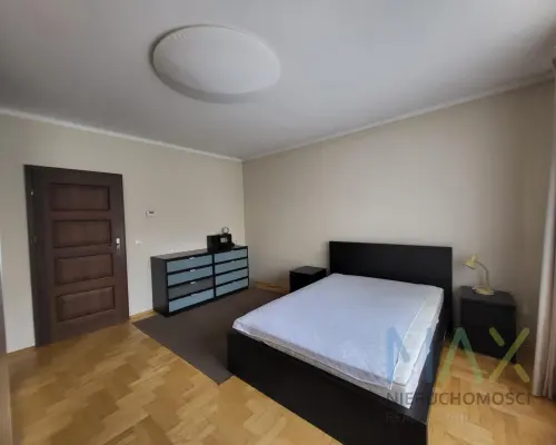 spory dom z ogrodem położony w pięknej okolicy