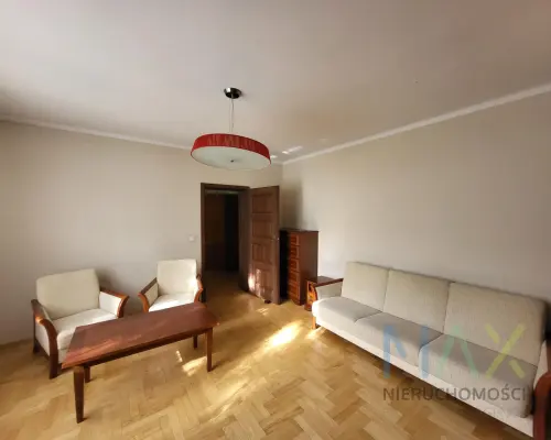 spory dom z ogrodem położony w pięknej okolicy
