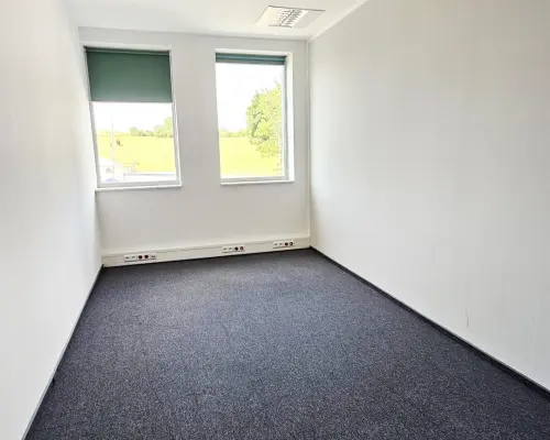Przestronne biuro w nieruchomości komercyjnej