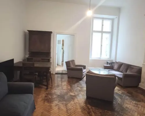 Przestronne mieszkanie przy ul. Św Marka , 3 minuty spacerem od Rynku