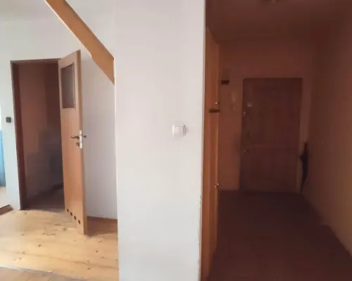 Do wynajęcia klimatyczna kawalerka zlokalizowana na 3 piętrze oficyny kamienicy przy ul. Sebastiana w dzielnicy Kazimierz.Na po