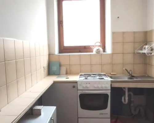 Do wynajęcia klimatyczna kawalerka zlokalizowana na 3 piętrze oficyny kamienicy przy ul. Sebastiana w dzielnicy Kazimierz.Na po