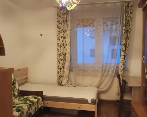 Do wynajęcia rozkładowe mieszkanie zlokalizowane na III piętrze w bloku przy ul. RadzikowskiegoMieszkanie składa się z trzech n