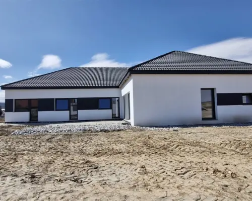Nowoczesny dom parterowy w zabudowie bliżniaczej.