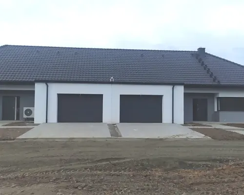 Nowoczesny dom parterowy w zabudowie bliżniaczej.