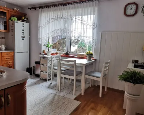 WOMBAT NIERUCHOMOŚCI   oferuje na sprzedaż 2-kondygnacyjny, malowniczo położony dom wolnostojący, z wyodrębnionymi 2 lokalami m