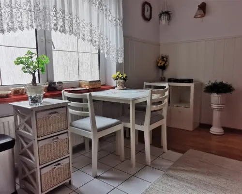WOMBAT NIERUCHOMOŚCI   oferuje na sprzedaż 2-kondygnacyjny, malowniczo położony dom wolnostojący, z wyodrębnionymi 2 lokalami m